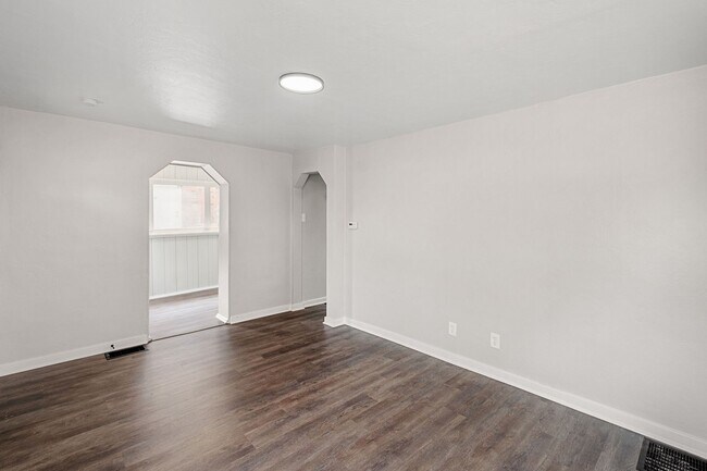 Building Photo - Stunning 2 bedroom home in Penn Avenue available June 1!