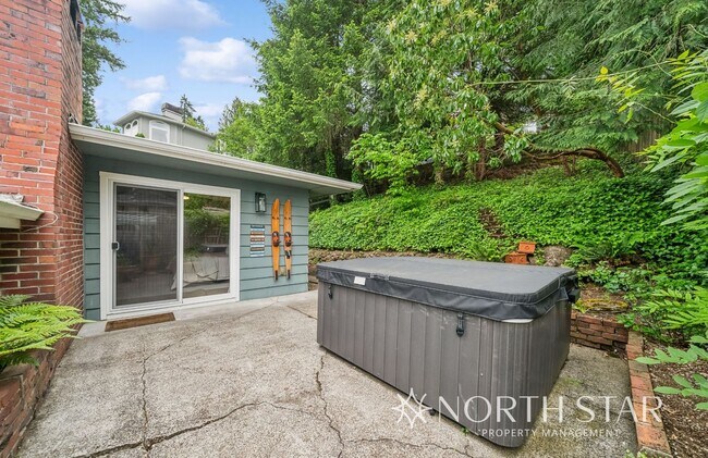 Building Photo - Stylish Mid-Century Modern with Stunning L...