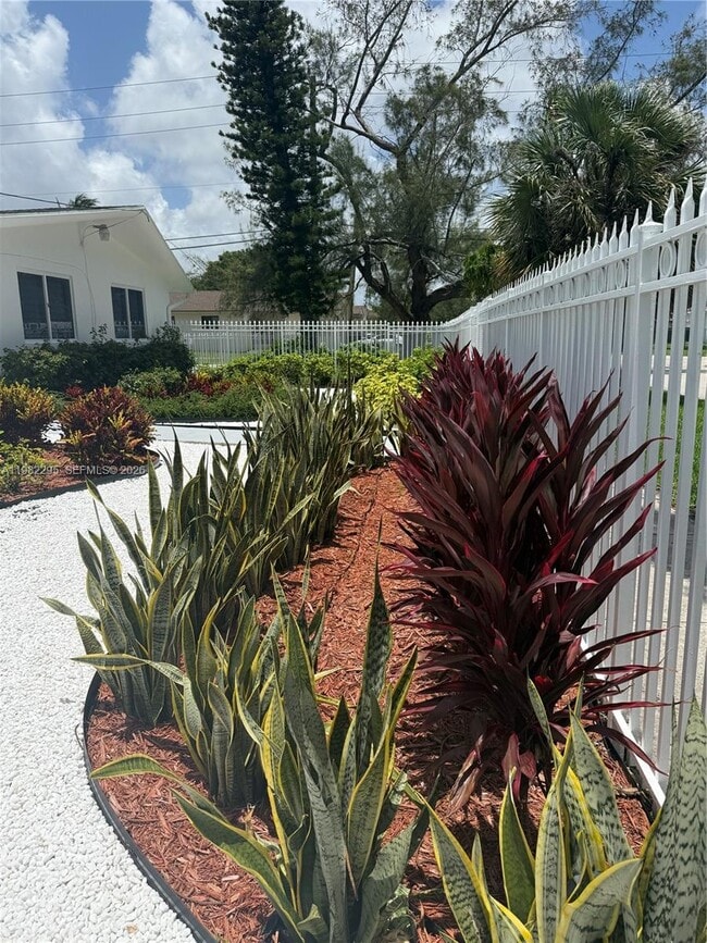 Building Photo - 1300 NE 110th St