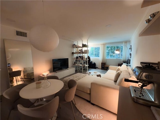 Building Photo - 532 N Rossmore Ave