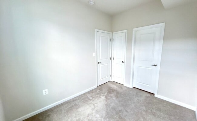 Building Photo - 502 River Crest Way