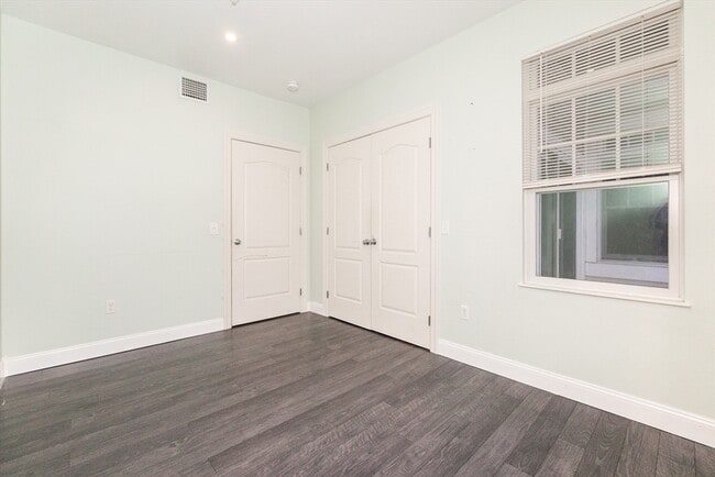 Building Photo - 614 Pond St