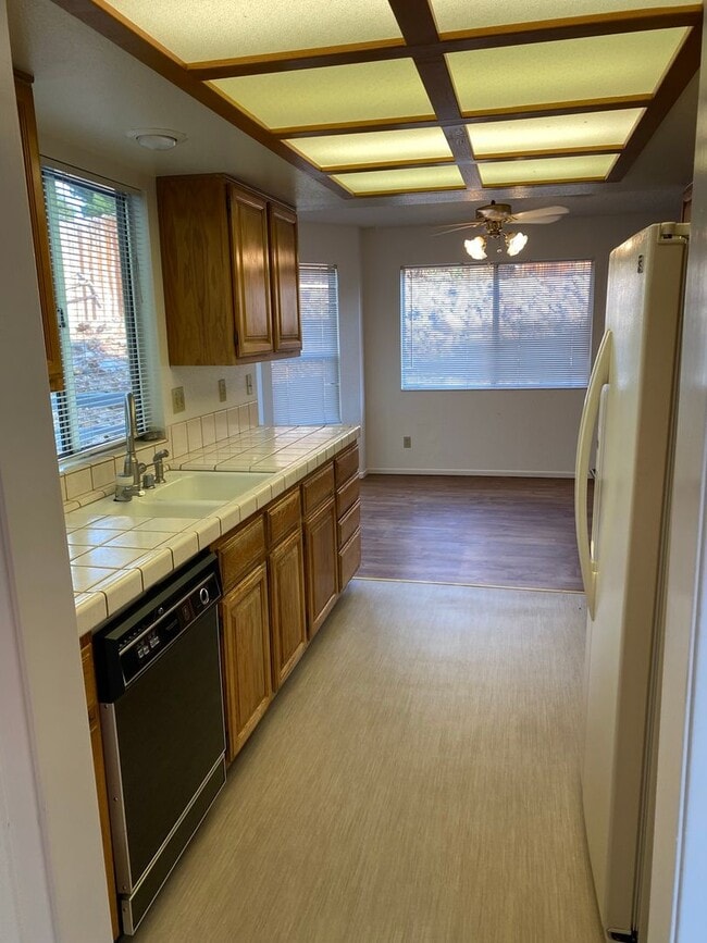 Building Photo - Spacious 4 Bed Home with 3 Car Garage off of Vista!!!!!