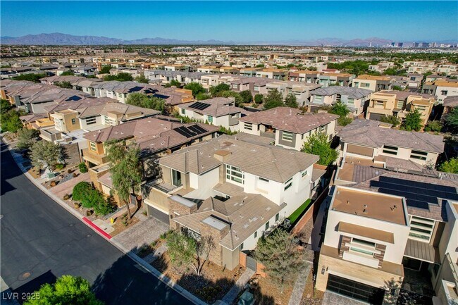 Building Photo - 68 Grey Feather Dr