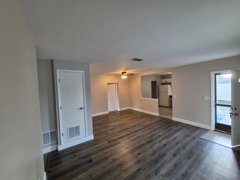 Building Photo - 7071 Holiday Dr
