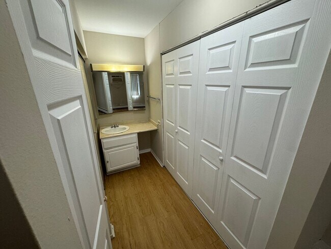 Building Photo - 2 Bedroom Condo in Palatine