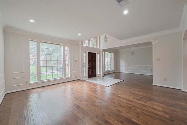 Building Photo - 1327 W Forest Dr