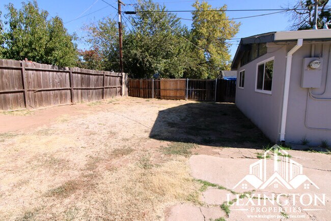 Building Photo - 3821 El Oro St