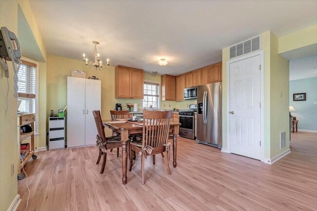 Building Photo - Extremely well maintained END UNIT townhouse in Ballenger creek available before the holidays!