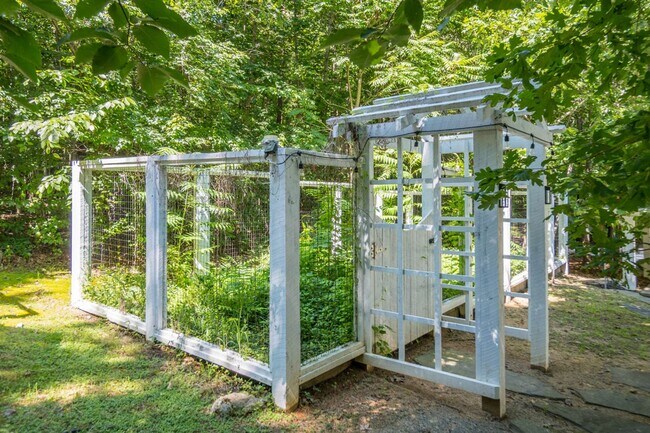 Building Photo - 246 Valley Meadow Dr