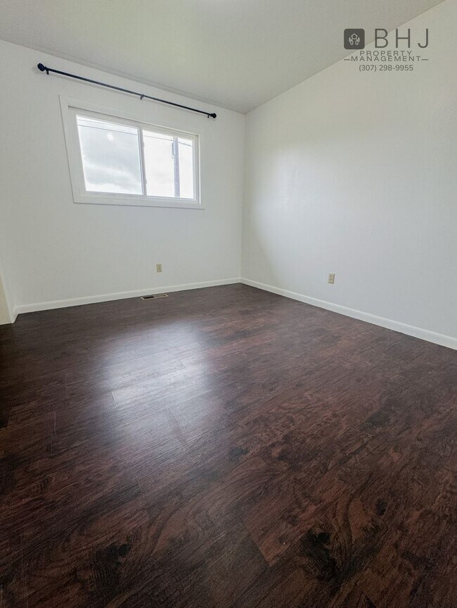 Building Photo - Pet Friendly 2 bed/ 2 bath single family h...