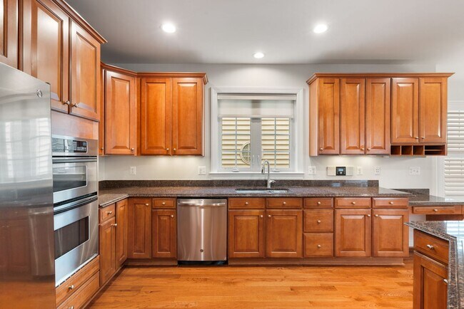 Building Photo - Stunning 4 level detached home close to the Mosaic District in Fairfax!