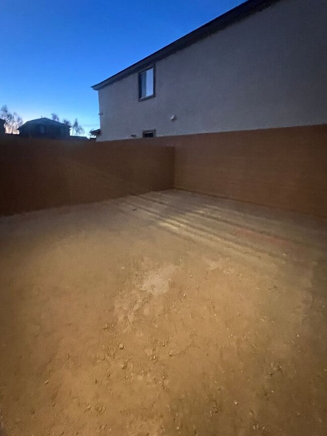 Building Photo - Move in today! 3 bed 2.5 bath 2 story beauty!