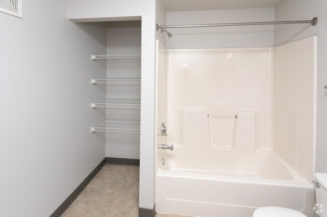 3BR, 2BA - 1,000SF - The West Winds A