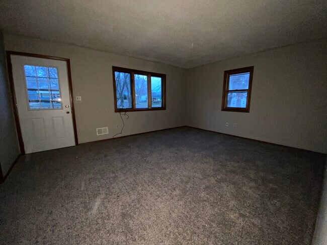 Building Photo - 900 S Marday Ave