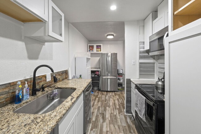Building Photo - Live Above It All at the Satellite Condo 1 bed 1 bath!
