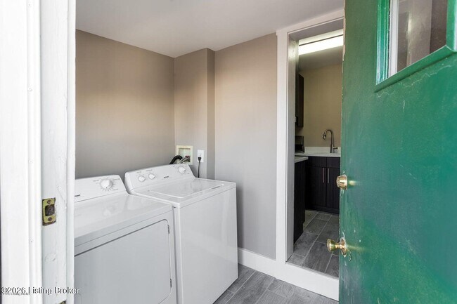 Building Photo - 909 Ash St