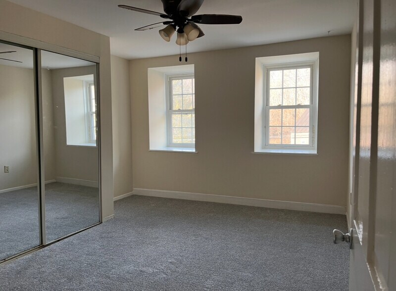 Building Photo - 16 East Main Street