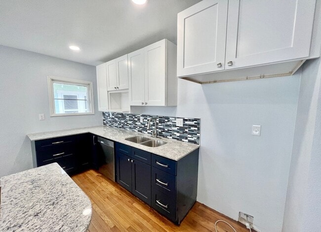 Building Photo - AMAZING 2 Bedroom / 1 Bath Home!