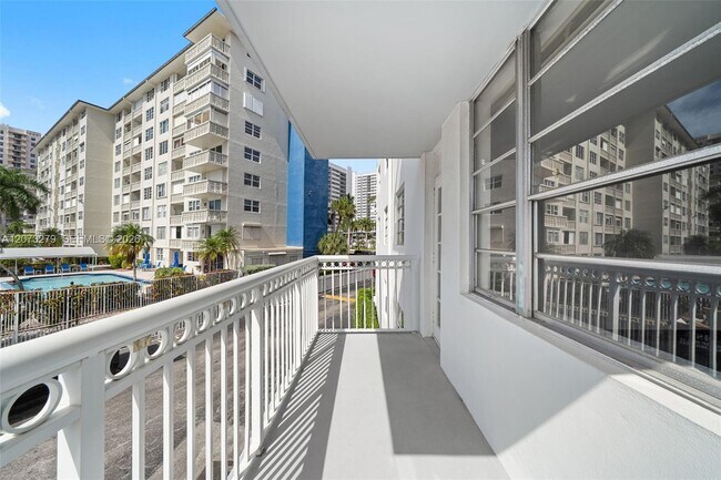 Building Photo - 1913 S Ocean Dr