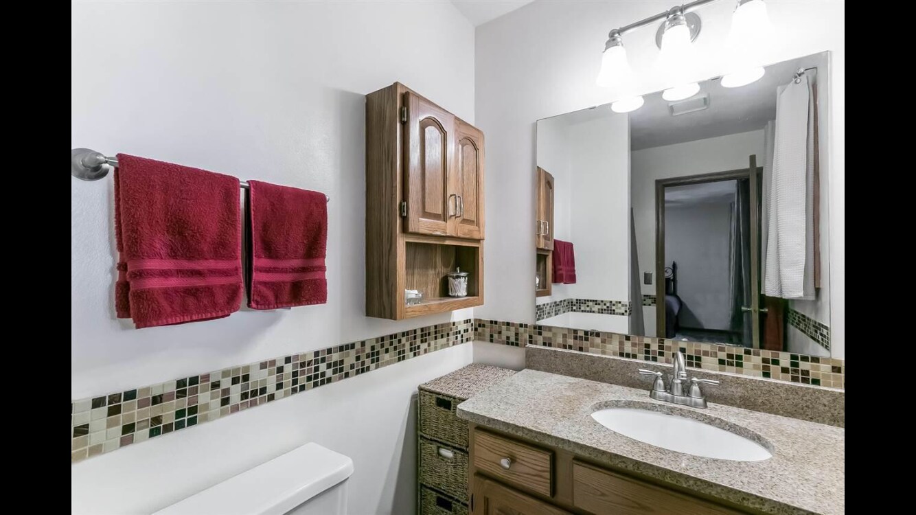 Full Master Bathroom Main Level - 1037 Fountain Dr