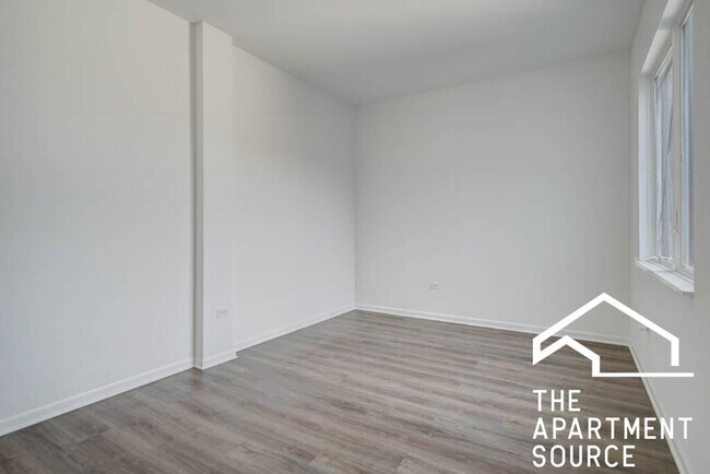 Building Photo - Top Floor Massive 3 Bed/2 Bath in the South Loop with a Stunning Updated Kitchen!