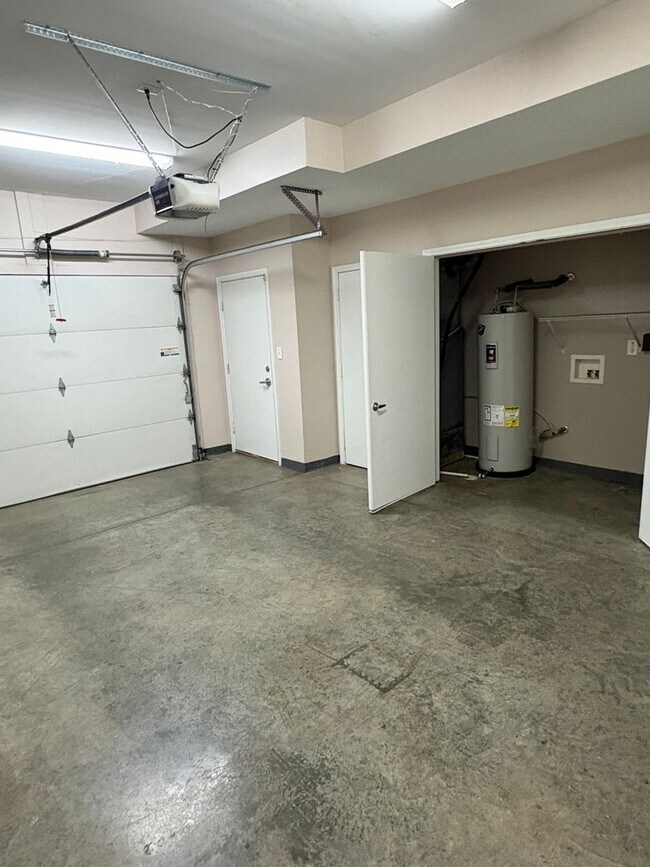 Building Photo - Beautiful 1 bedroom Modern Townhome