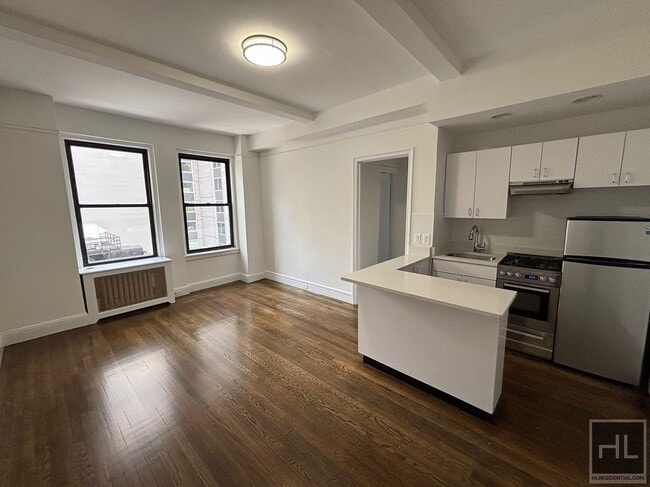 Primary Photo - EAST 46 STREET