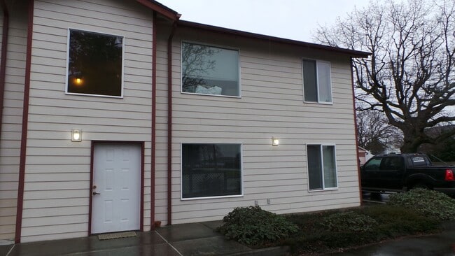 Building Photo - 931-B SE Ely St