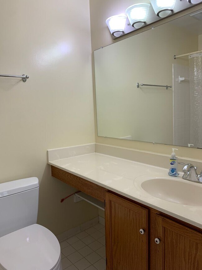 Building Photo - Spacious and Private Condo in The Oaks at ...