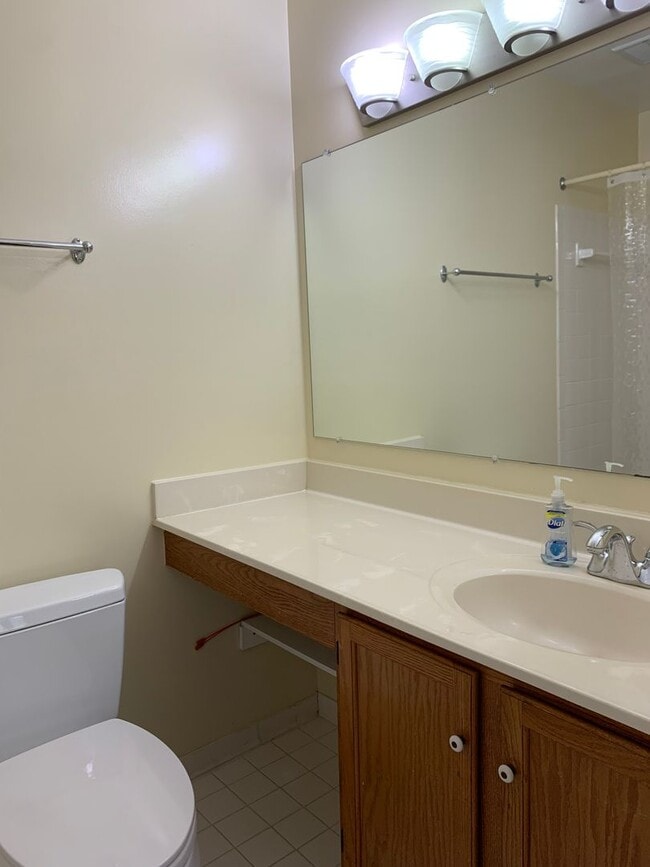 Building Photo - Spacious and Private Condo in The Oaks at Washingtonian Woods
