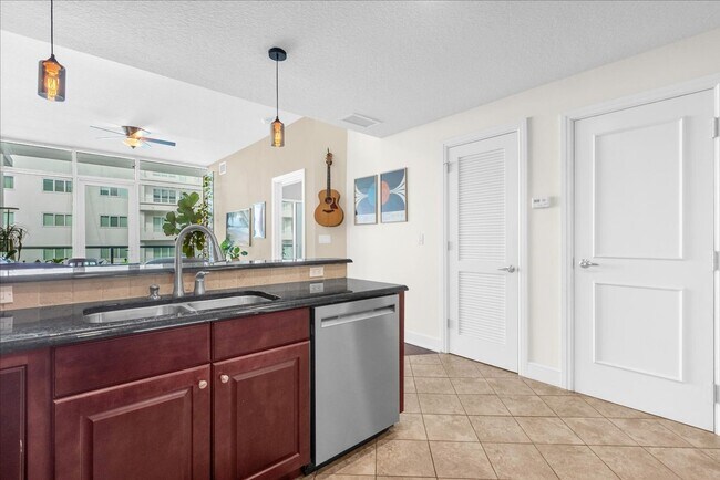 Building Photo - “Live Steps from Lake Eola in Thornton Park District”