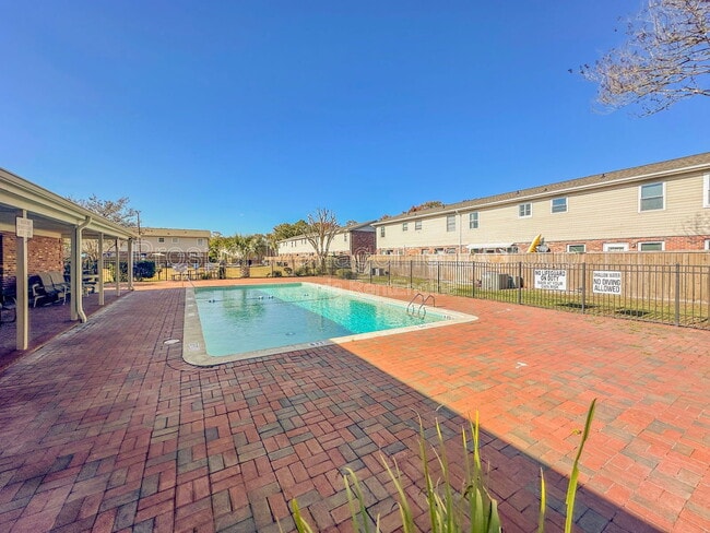 Building Photo - 415 Parkdale Dr