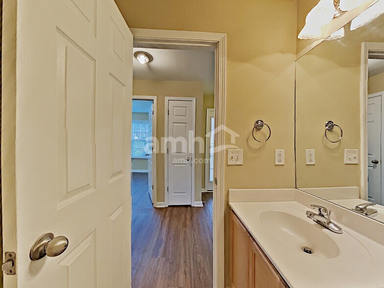 Building Photo - 1262 Lasalle Dr