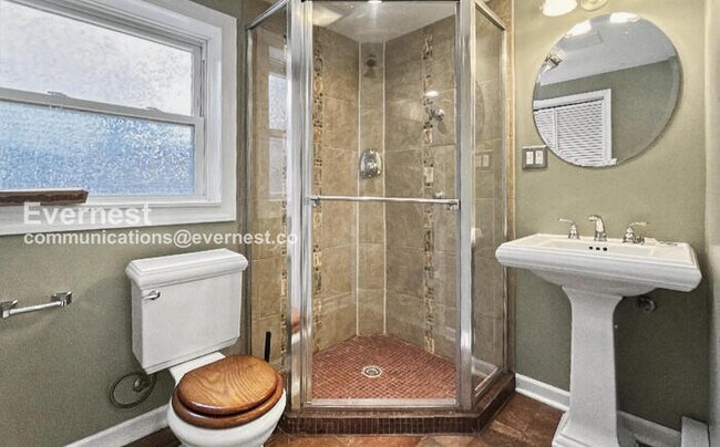 Building Photo - 3 Bed/2 Bath Home with Off-Street Parking / Pet-Friendly / Available Now!