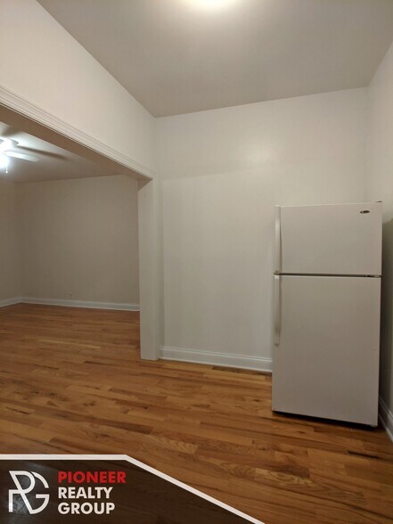 Building Photo - 546 W Wellington Ave