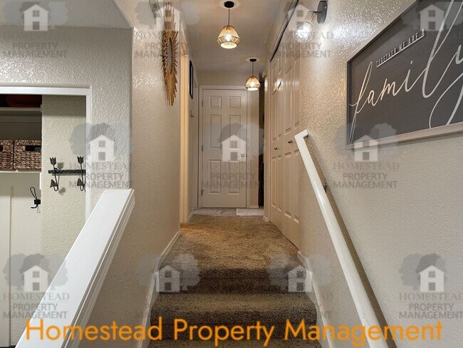 Building Photo - South Salem home with a view!