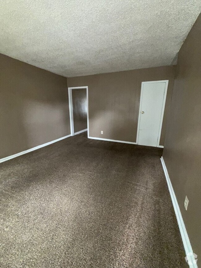Building Photo - Charming 2-Bed End Unit in Quiet Quadplex-...