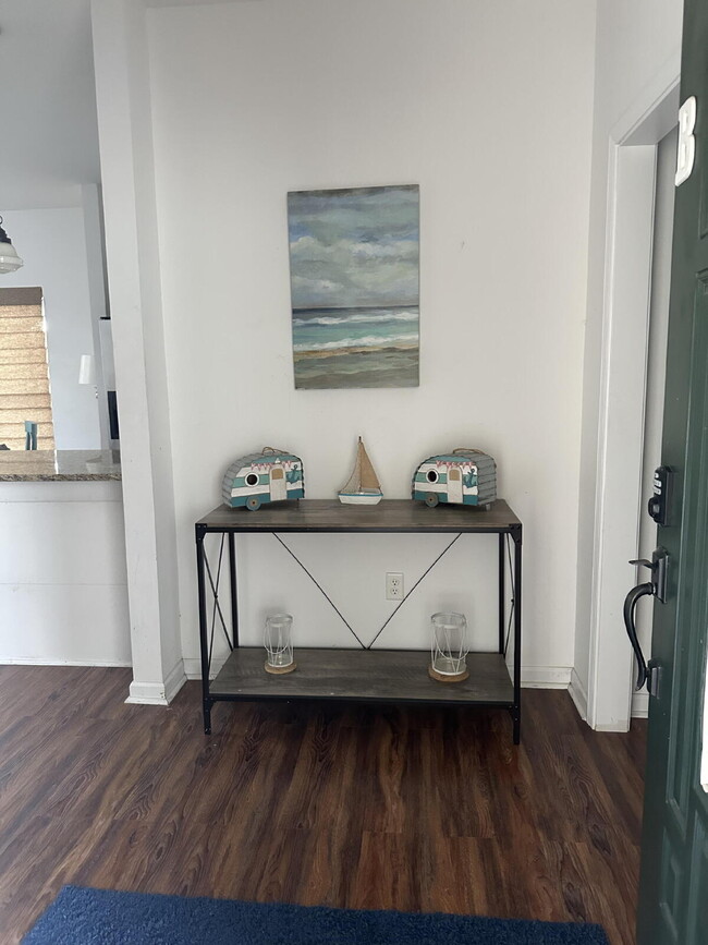 Building Photo - Great 3/2 Fully Furnished-TDY Welcome!!