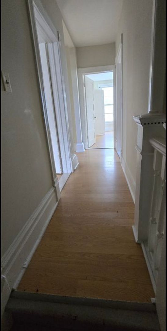 Building Photo - 3 Bedroom || 1 Bathroom Upstairs Duplex Unit