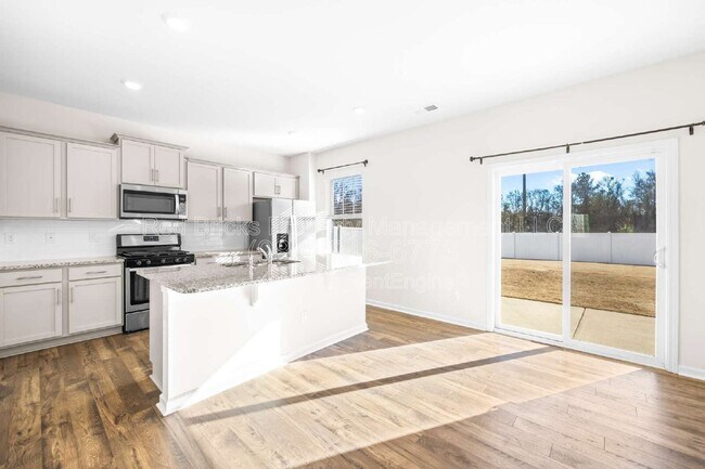 Building Photo - 4015 Meadow Green Dr