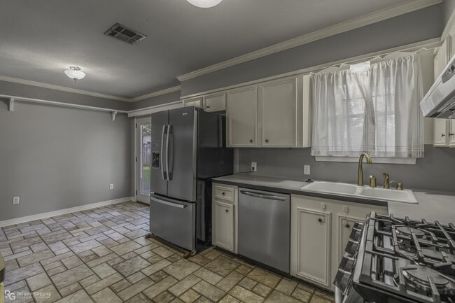 Building Photo - 1602 San Saba St