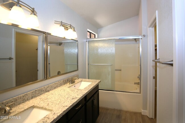 Building Photo - 924 E Manor Dr