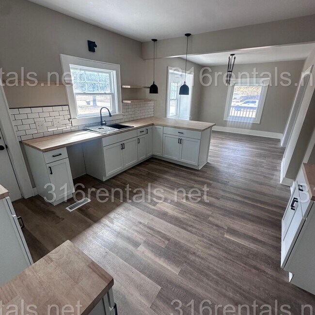 Building Photo - 420 S Osage St