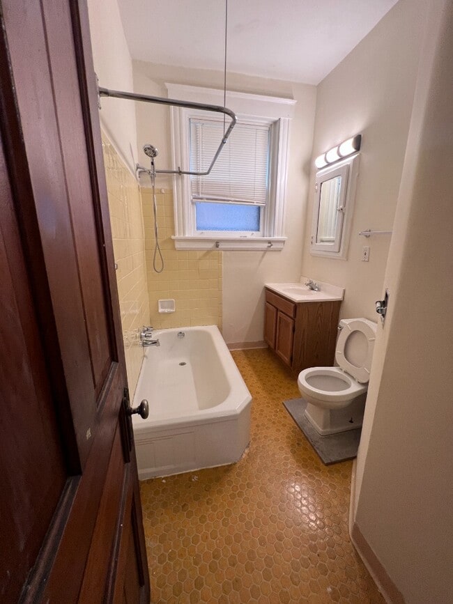 Building Photo - Walk-to-UC 2-Bed Gem (Short Term Lease)  – Lease ends 7/31