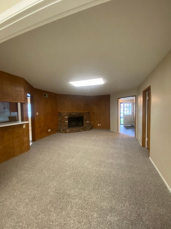 Building Photo - Pool Home in Orange for Lease