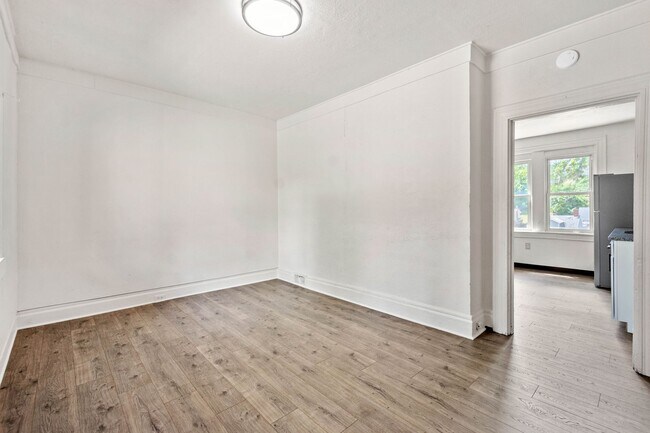 Building Photo - GREAT TWO BEDROOM IN SOUTH SIDE SLOPES!