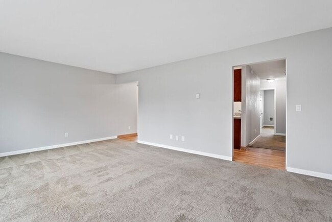 Building Photo - 2 bedroom 1 bath with washer/dryer include...