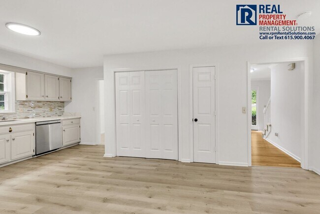 Building Photo - Beautiful Brentwood 3 BD home with attache...