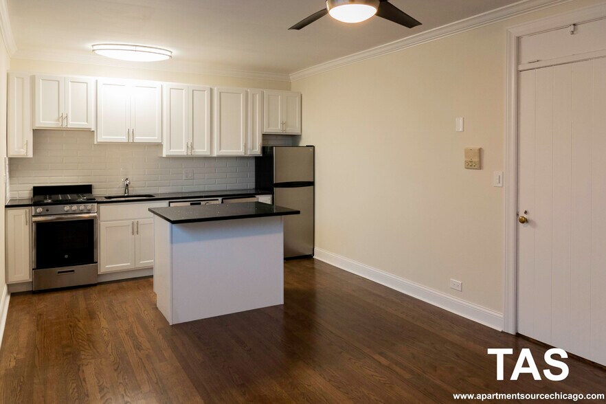 Building Photo - 918 Green Bay Rd